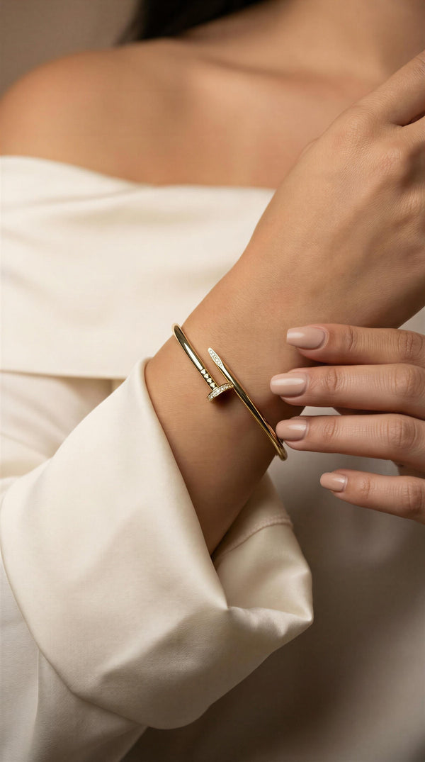 Aro de oro 14k tipo diseñador modelo de clavo grueso hueco Mod. LM5005