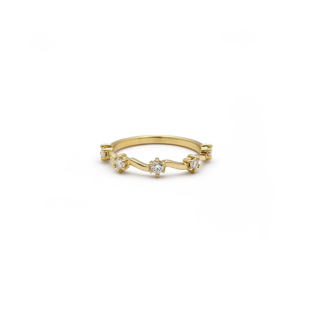 Anillo de oro amarillo 14K con diseño ondulado y circonias