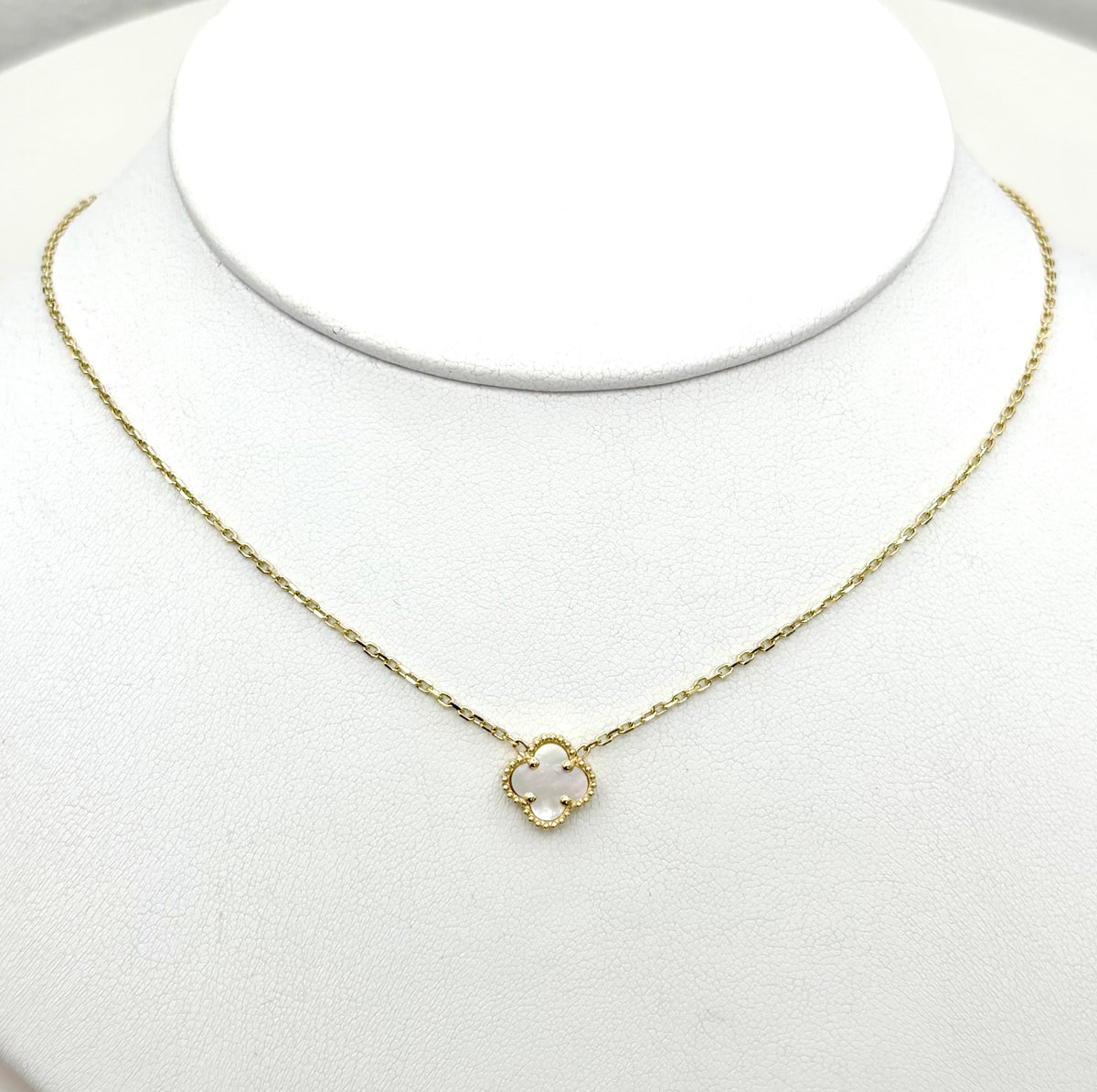 Gargantilla de trébol de Oro 14k con piedra de madre perla