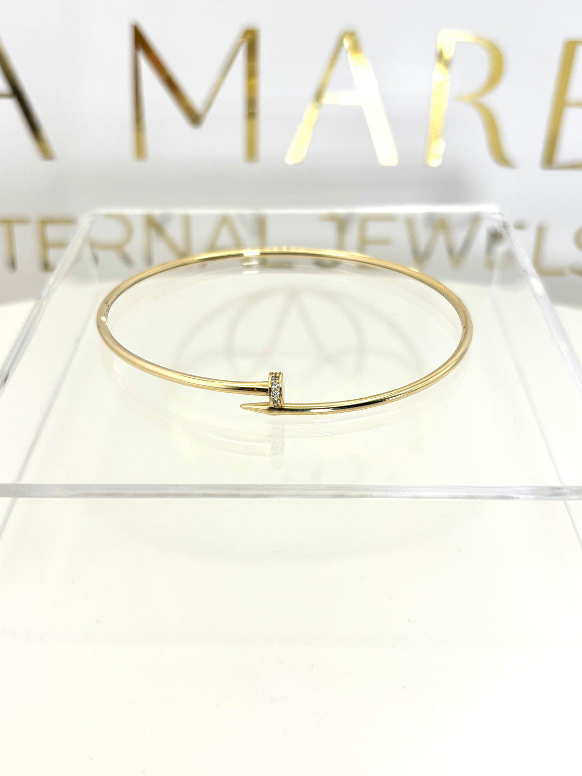 Aro de Clavo de diseñador del oro 14k hueco