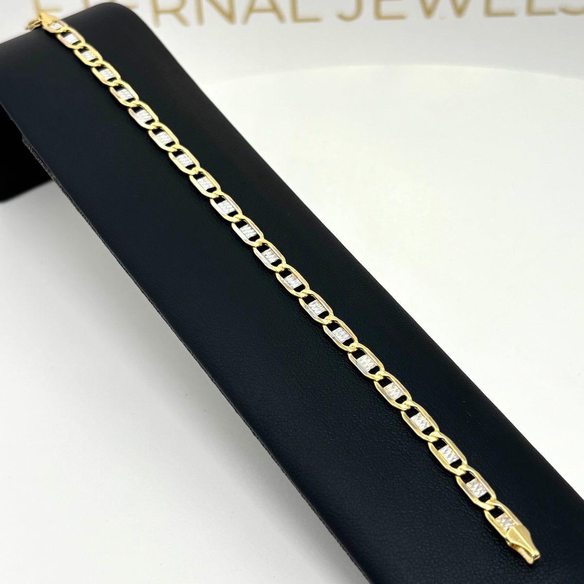 Pulsera tejido de navajas con un diseño diamantado para dama