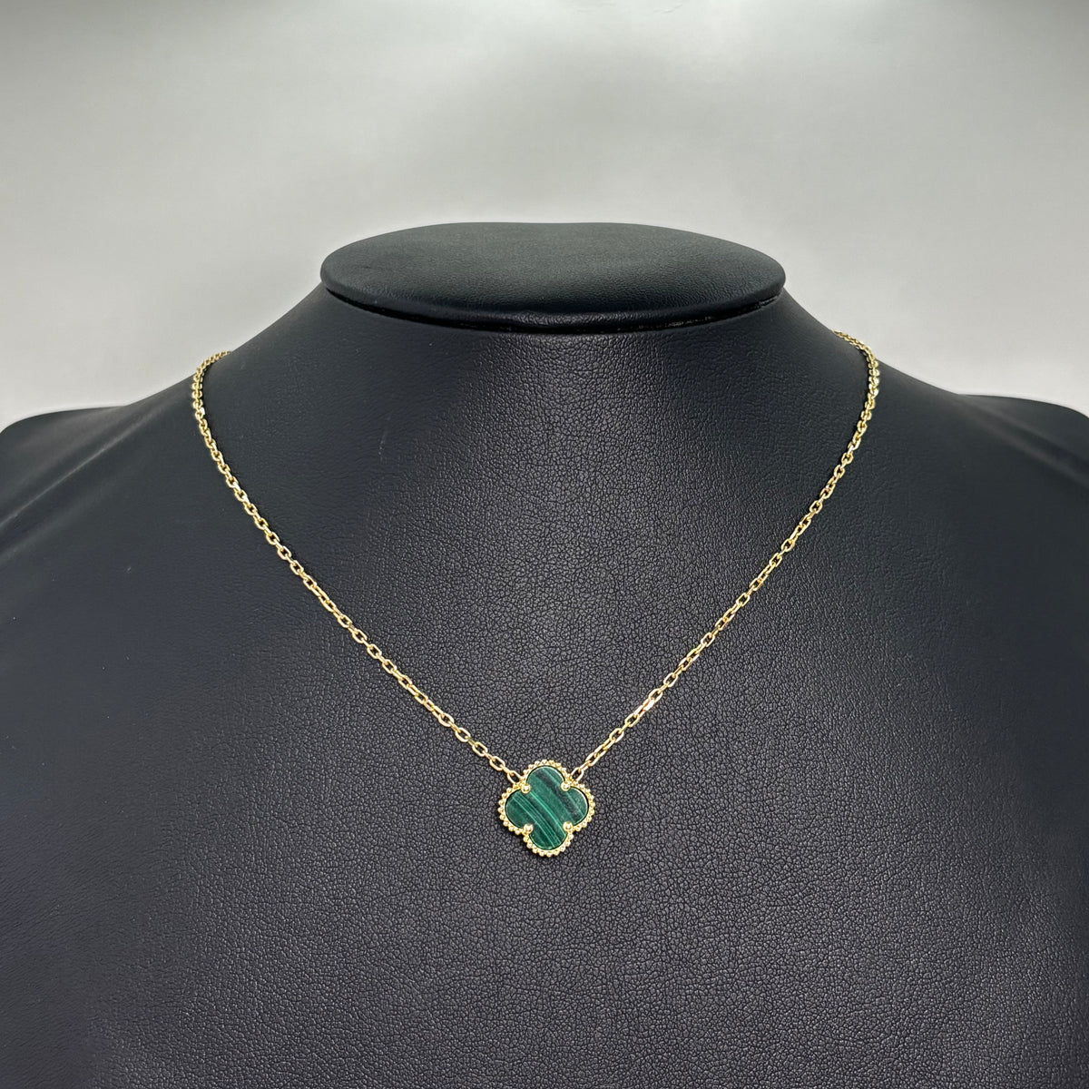 Gargantilla de Flor Verde de oro 14k