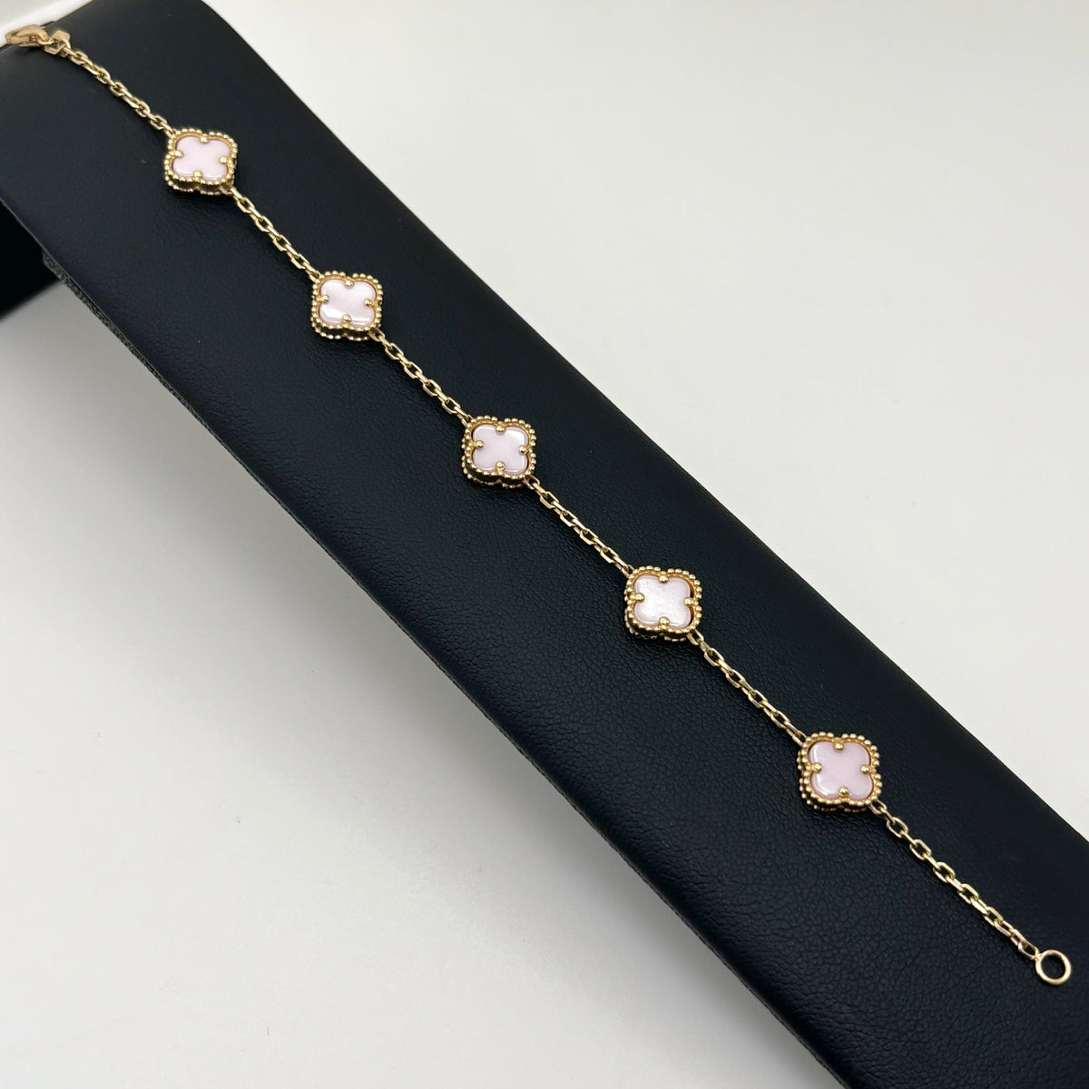 Pulsera de trébol mediano con cuarzo rosa