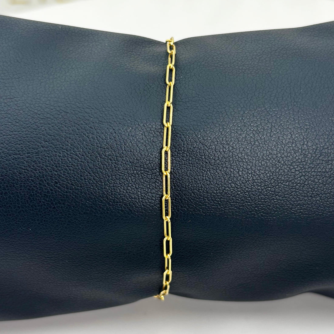 Pulsera de clip de oro 14k en un exhibidor
