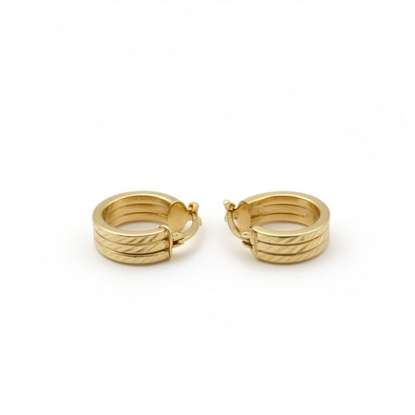 Arracadas huggie triple rayadas de oro 14K 1.5 cm