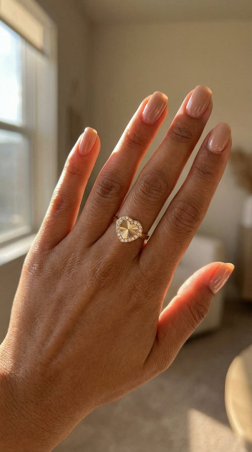 Anillo de oro 10k con corazón dorado e incrustaciones de circonias
