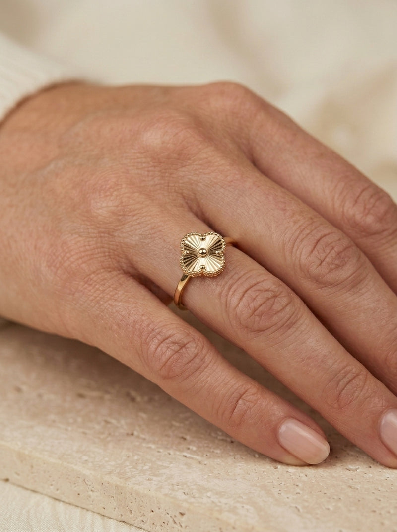 Anillo de oro 14k diseño trébol dorado mediano Mod5763