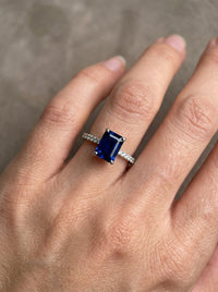 Anillo solitario de oro blanco 14k con safiro y diamantes de naturales  Mod 5487