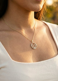 Gargantilla de oro 14K con dije de silueta M y circonias