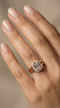 Anillo de oro 14k diseño halo rectangular con incrustaciones de circonias