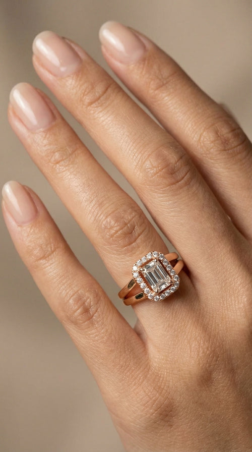Anillo de oro 14k diseño halo rectangular con incrustaciones de circonias