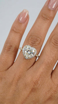 Anillo de oro 14k con circonia blanco en forma de corazón e incrustación blancas