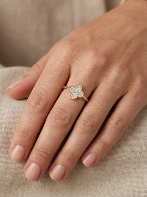 Anillo de oro 10k diseño trébol con circonias mod 5582