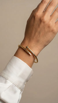 Brazalete de oro 10k tipo diseñador de clavo grueso liso semi hueco 18 cm