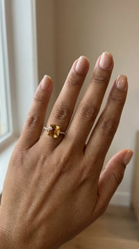 Anillo de oro de 14k presenta una circonia cuadrada amarilla e incrustaciones blancas