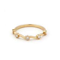 Anillo de oro rosa 14K con diseño ondulado y circonias