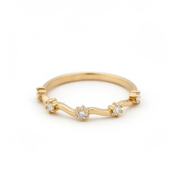 Anillo de oro rosa 14K con diseño ondulado y circonias