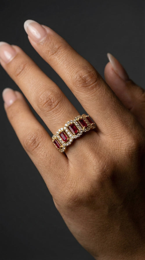 Anillo de oro 10k con piedras baguette rojas y halo de brillantes