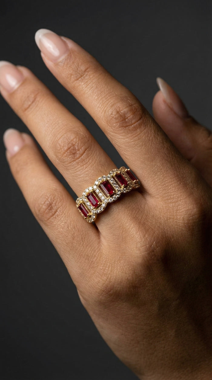 Anillo de oro 10k con piedras baguette rojas y halo de brillantes