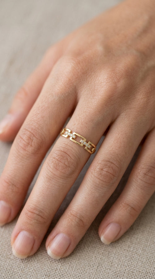 Anillo de Eslabones Rectangulares con Circonias en Oro 14K Mod 5047