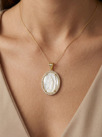 Medalla de oro 14k diseño de virgen en piedra madre perla Mod LM5431 - 3 cm C/Reaza