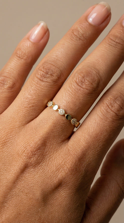 Anillo de oro 14K con círculos lisos y con incrustaciones de circonias