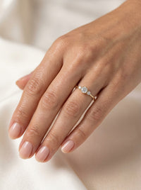 Anillo de oro 14k diseño tres promesas circonias mod 5811