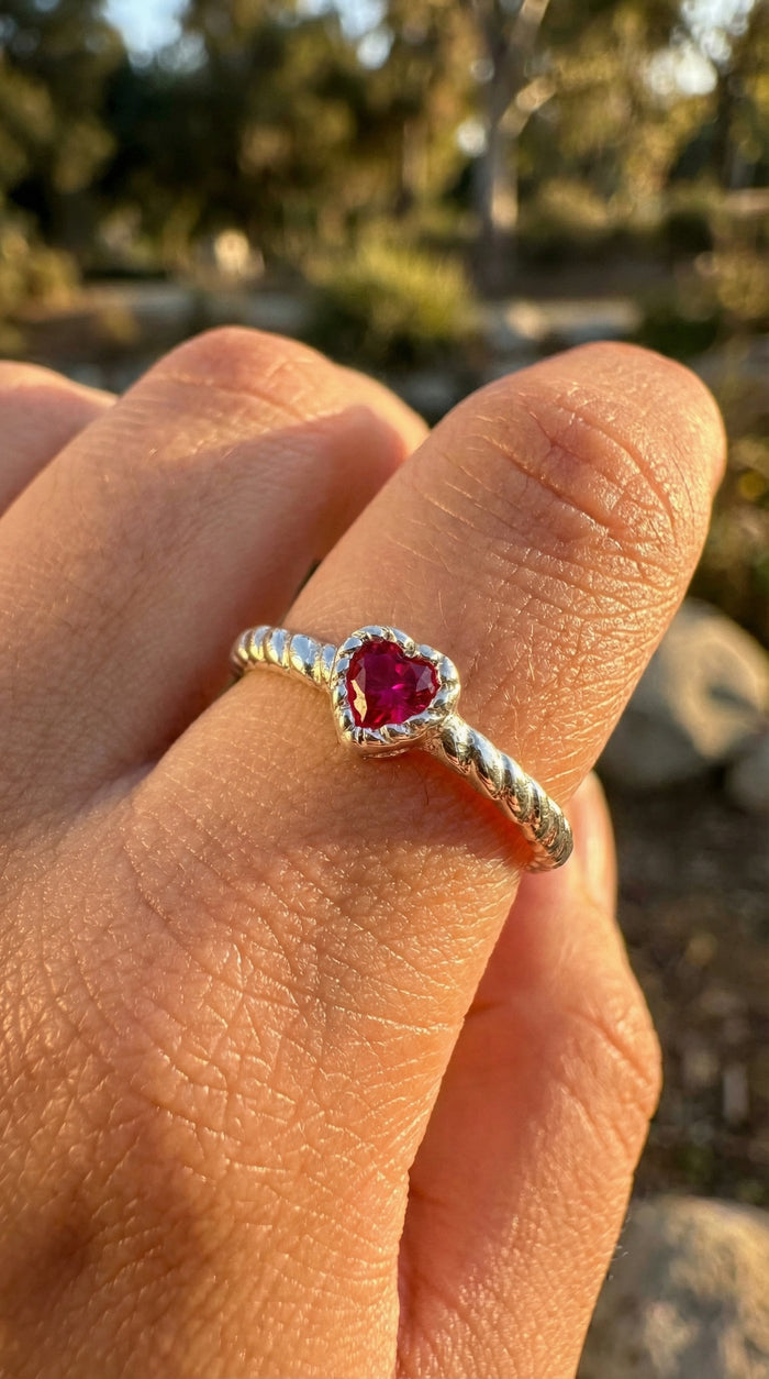 Anillo de oro 10k con circonia de corazón roja