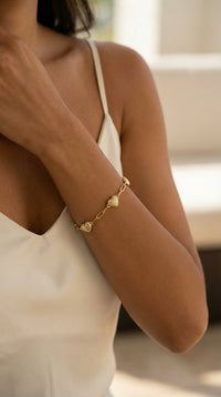Pulsera de oro 10k con corazones biselados - 18 cm