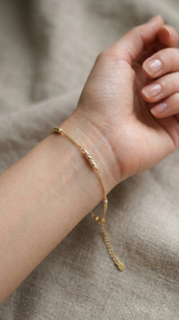Pulsera Delicada con Perlas y Barras Texturizadas en Oro 14K - 18 cm