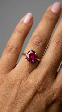 Anillo solitario de oro 10k circonia roja rubí sintética
