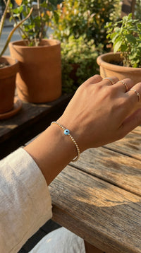 Pulsera de bolitas de oro 14k con ojo turco