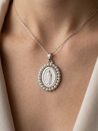 Medalla de oro blanco 14k diseño de la virgen de Guadalupe con perlas Mod 5437 - 2 cm