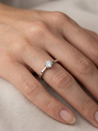 Anillo solitario de oro blanco 14k con diamante de laboratorio Mod 5480