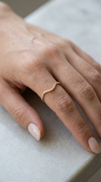 Anillo Ondulado con Circonias en Oro 14K Mod 5043