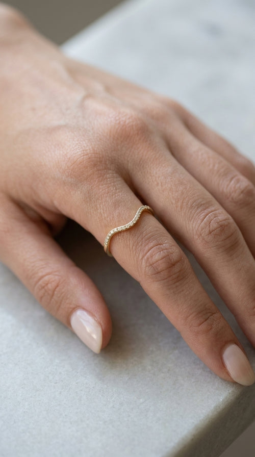 Anillo Ondulado con Circonias en Oro 14K Mod 5043
