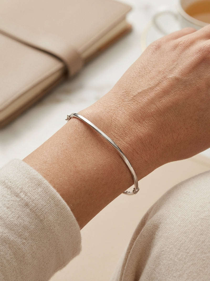 Brazalete de oro blanco 14k  hueco diseño torcido Mod 5572 - 18 cm