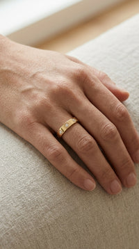 Anillo tipo diseñador hueco de oro 14k mod 5048