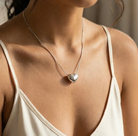 Gargantilla de corazón inflado en oro blanco 14k