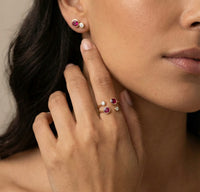 Set de aretes y anillo de oro 14k con circonias rojas y blancas (ajustable)