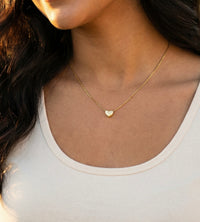 Gargantilla de corazón pequeño liso de oro 14k hueco