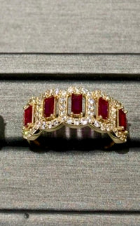Anillo de oro 10k con piedras baguette rojas y halo de brillantes