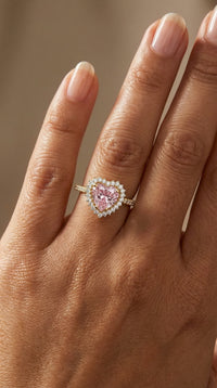 Anillo de oro 14k con circonia rosa en forma de corazón e incrustación blancas