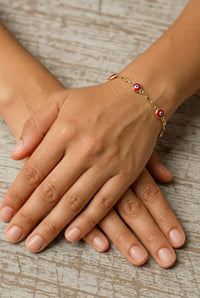 Pulsera clip de oro 10k con ojos turcos rojos - 18 cm