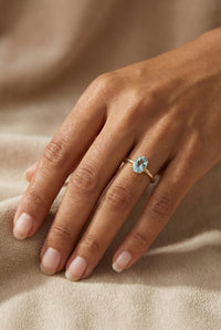 Anillo liso de oro 14k con circonia azul Mod 14001