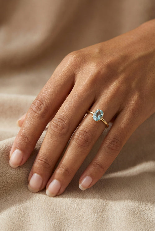 Anillo liso de oro 14k con circonia azul Mod 14001