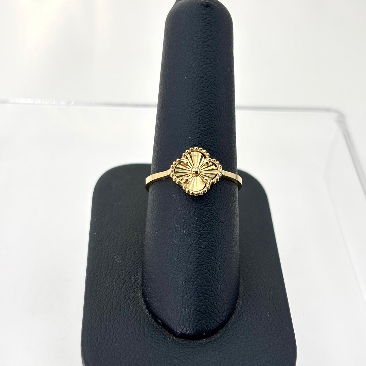 Anillo de trébol dorado de oro 14k