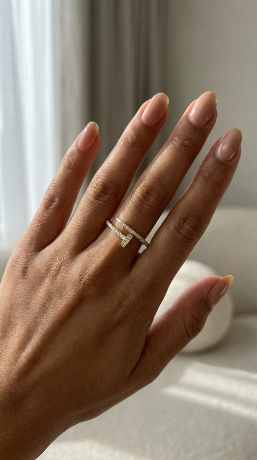 Anillo silueta de claro de oro 14k con incrustaciones de circonias