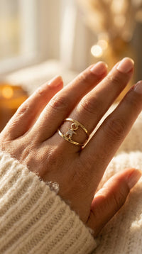 Anillo con figura de niño de oro 14k incrustaciones de circonias