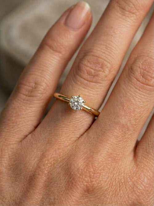 Anillo solitario de oro amarillo 14k con diamantes de laboratorio Mod 5483